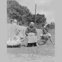 020-0104 Kapkeim 1936, Oma Helene Zepik mit Ursel Schulz aus Berlin u. Emma Zepik geb. Elbinger.jpg